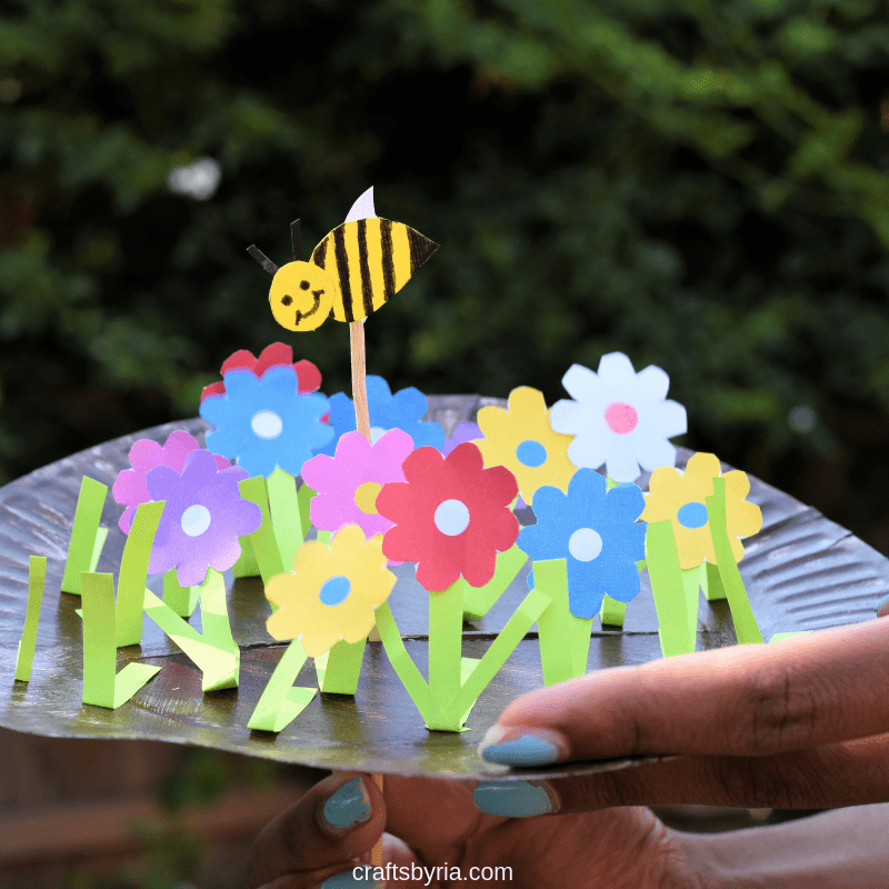 Fun spring craft for kids- Paper plate garden and moving bee-fb